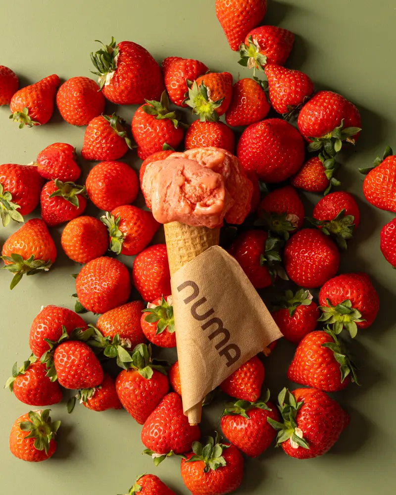 Cono al sorbetto di fragola, vegano e senza glutine, tra fragole fresche